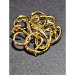Gold tone vintage round swirly brooch